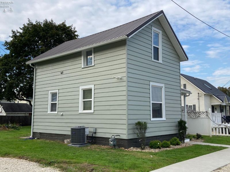 110 E Emerald Street, Willard, OH 44890 Photo 2