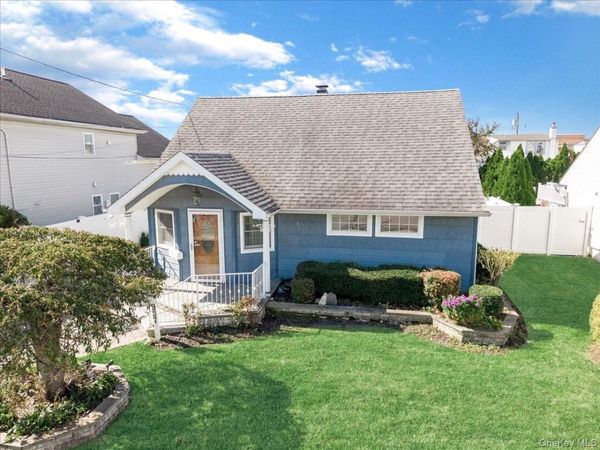 937 Mirabelle Avenue , Westbury, NY 11590