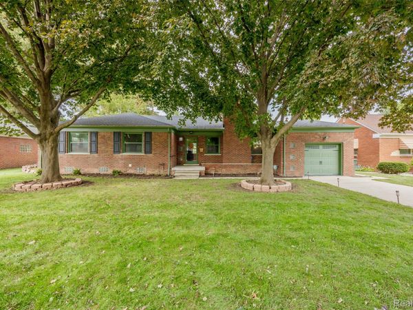 21819 Edgewood Street , St Clair Shores, Mi 48080