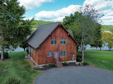 832 CAYUGA CV, AUBURN, PA 17922