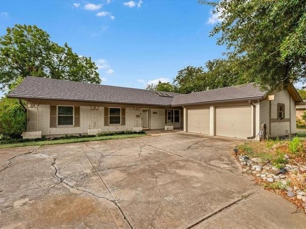 8933 Kincaid Drive, Benbrook, TX 76116