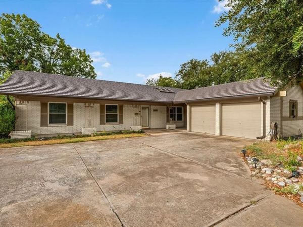 8933 Kincaid Drive, Benbrook, TX 76116
