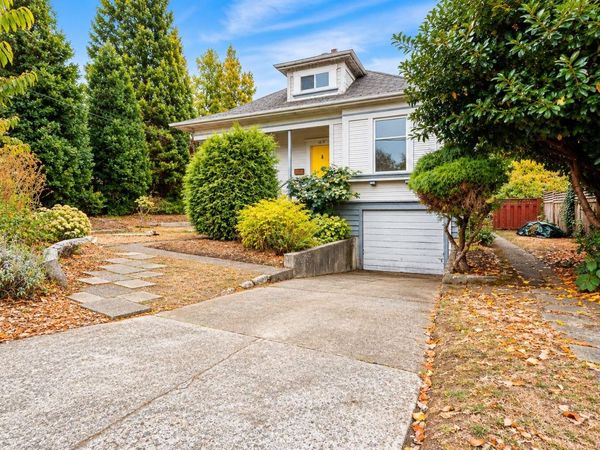 1215 Queens Ave, Victoria, BC V8T 1N1
