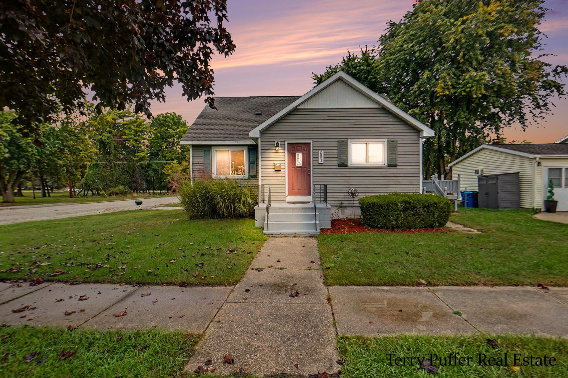 601 W 2nd Street, Ludington, MI 49431 Main Photo