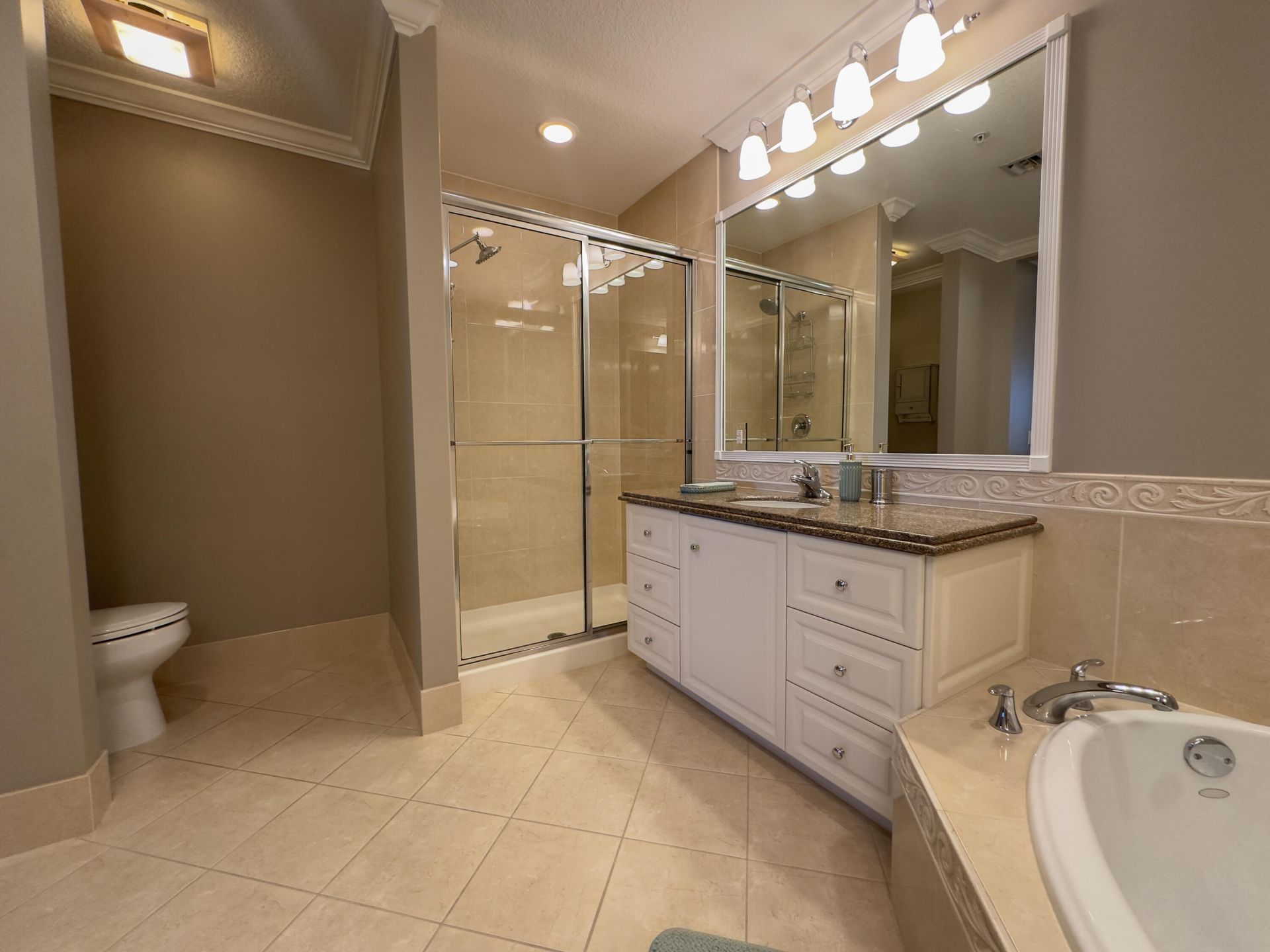 30 Harbour Isle Drive W, Unit 305, Fort Pierce, FL 34949 Photo