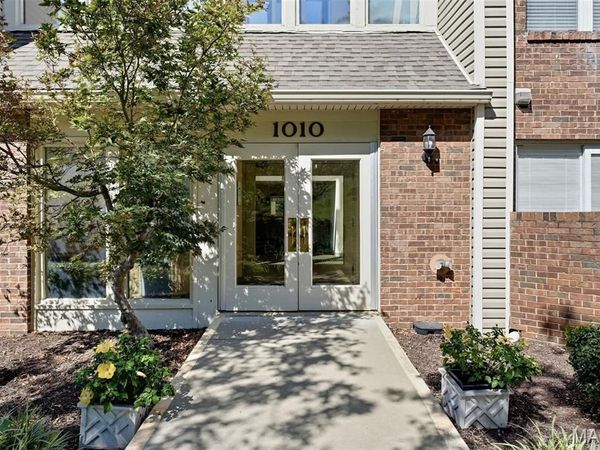 1010 Thoreau Court, Unit 207, Creve Coeur, MO 63146