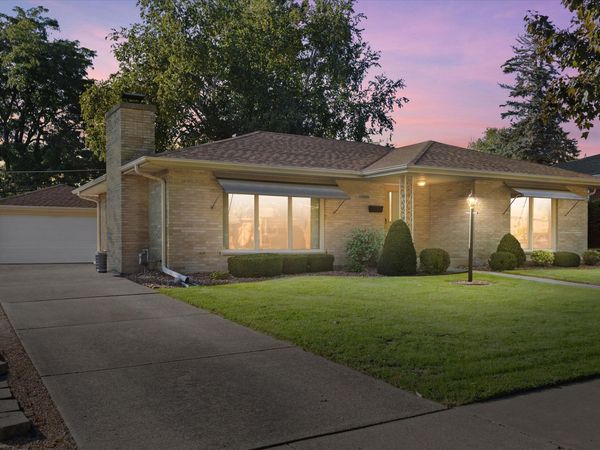 800 Echo Ln, Racine, WI 53406