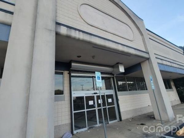 110 W Garrison Boulevard , Gastonia, NC 28052