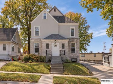 4915 Davenport Street, Omaha, NE 68132