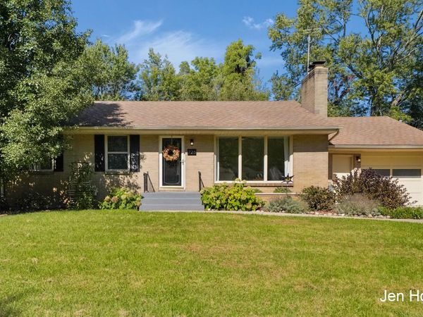 725 Parkway Drive NE, Grand Rapids, MI 49525