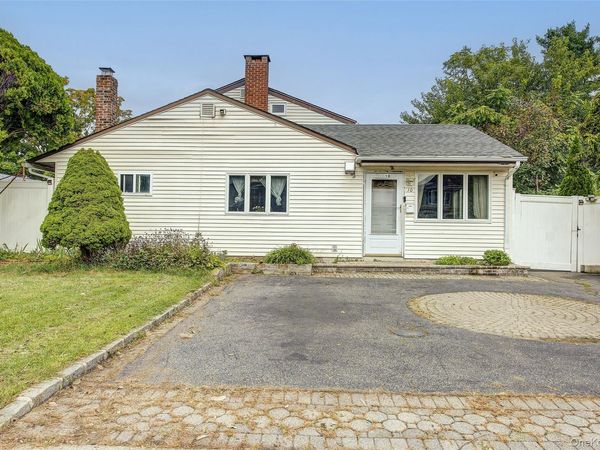 10 Belmont Circle , Syosset, NY 11791