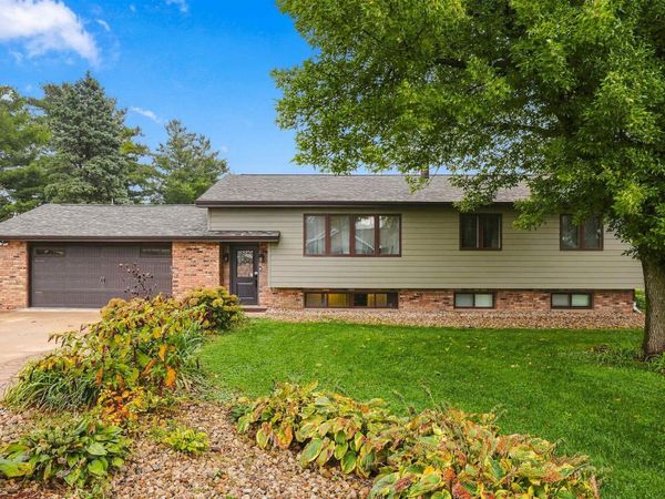8800 Melissa Court, Dubuque, IA 52003