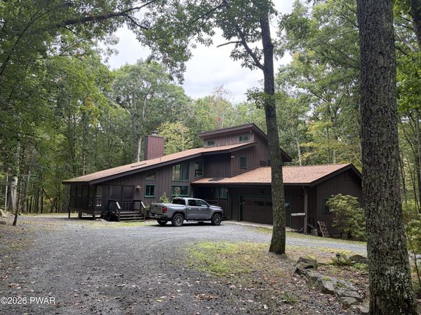 801 Mews Court, Lords Valley, PA 18428