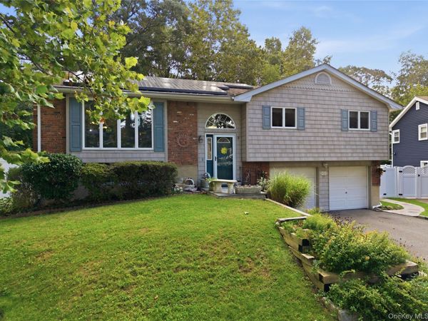 26 Pickwick Hill Drive , Huntington Station, NY 11746