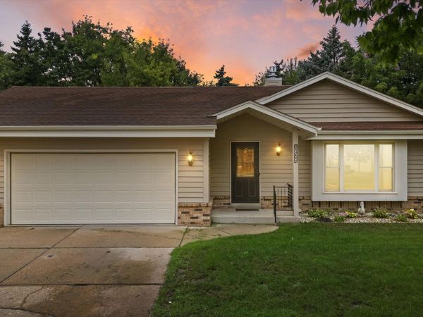 8169 S Wilding Dr, Oak Creek, WI 53154