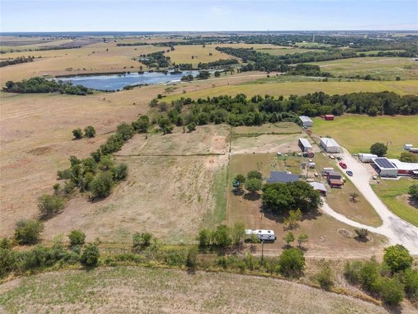 140 Private Road 801, Lott, TX 76656