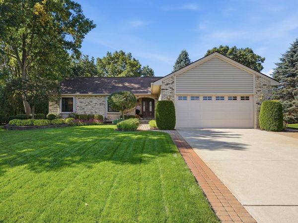 29369 Hampton Court, New Hudson, MI 48165