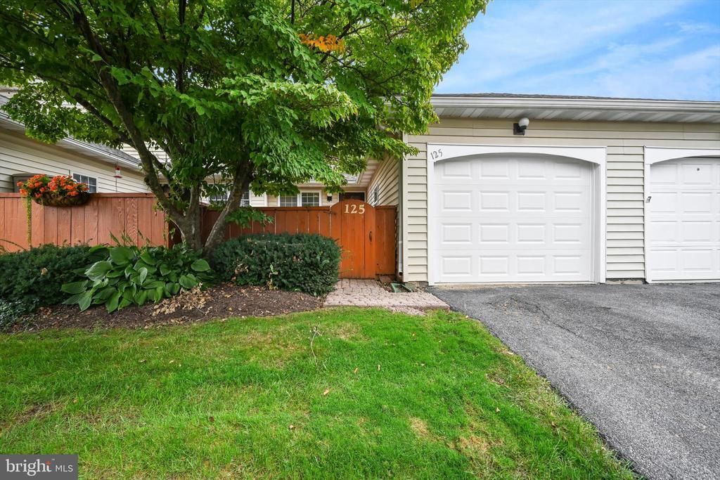 125 TREETOPS DRIVE , LANCASTER, PA 17601