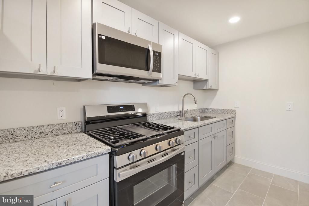 714 SURREY LANE , GLENOLDEN, PA 19036