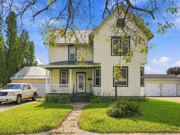 609 W 1st Ave, Dyersville, IA 52040