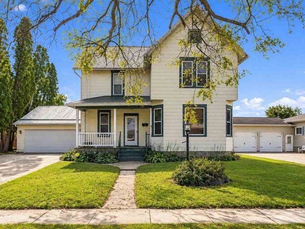 609 W 1st Ave, Dyersville, IA 52040
