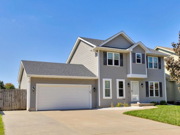 2004 Country Cove Lane, Altoona, IA 50009