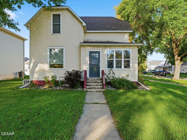 402 4TH Street N, Grand Forks, ND 58203