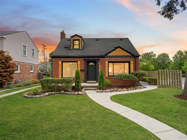 1814 Hunt Club Drive, Grosse Pointe Woods, Mi 48236