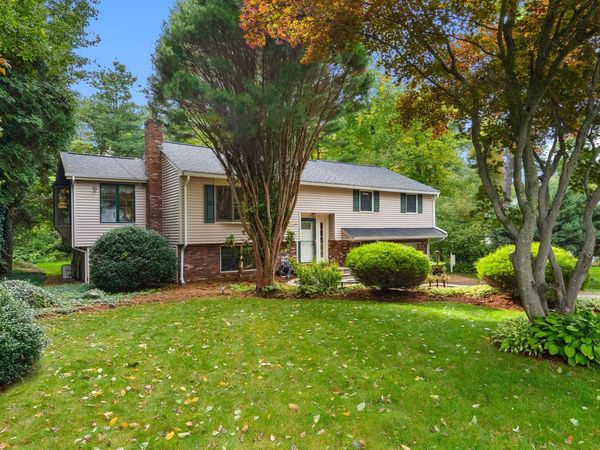 42 Freeport Dr, Burlington, MA 01803