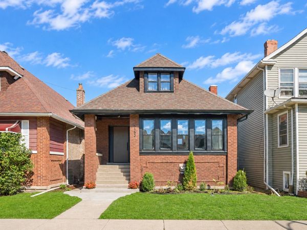 5152 W Warwick Avenue, Chicago, IL 60641