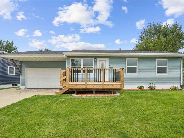 311 Cherry Hill Rd NW, Cedar Rapids, IA 52405