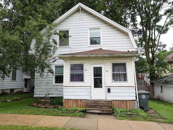 810 W 1st Street, Waterloo, IA 50701