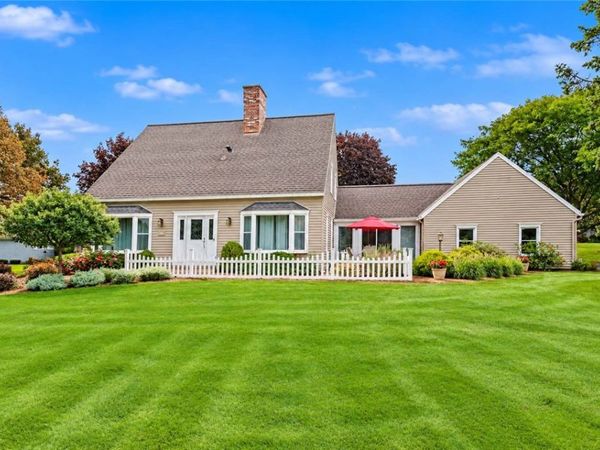 30 Stonington Dr , Pittsford, NY 14534