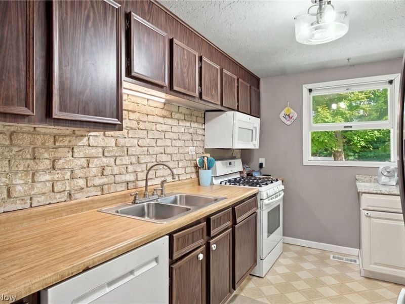 1035 Burntwood Drive, Medina, OH 44256 Photo 8