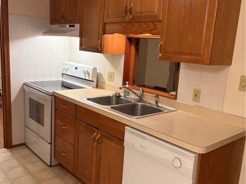 22998 Alexander Road, North Olmsted, OH 44070 Photo 2
