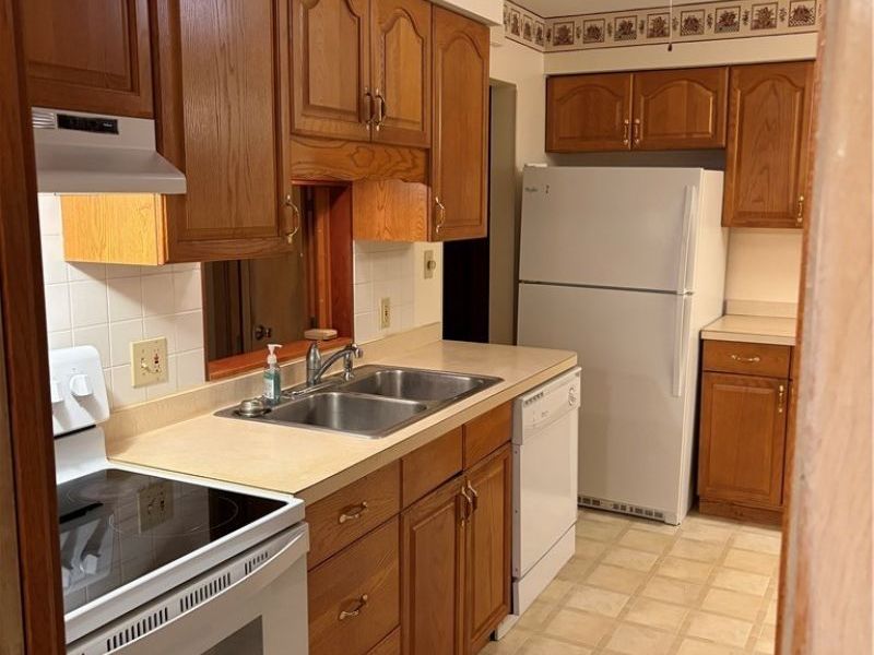 22998 Alexander Road, North Olmsted, OH 44070 Photo 4