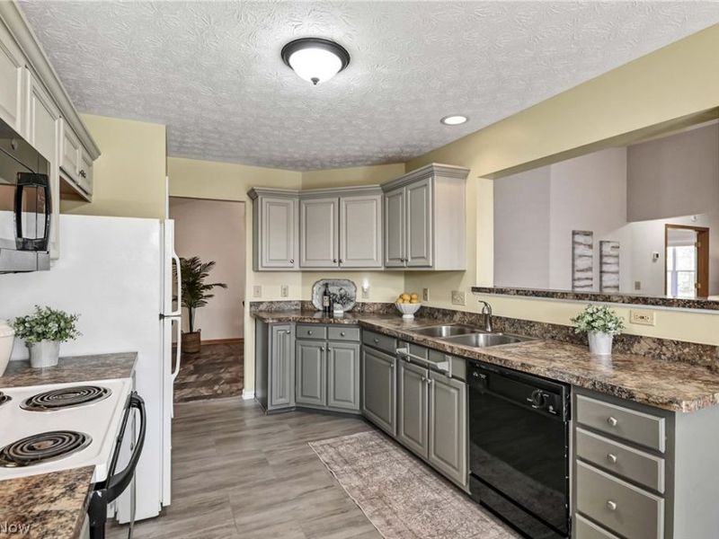31170 Lily Lane, North Olmsted, OH 44070 Photo 14