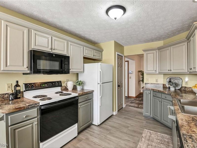 31170 Lily Lane, North Olmsted, OH 44070 Photo 4