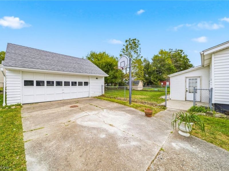 259 E 324th Street, Willowick, OH 44095 Photo 4