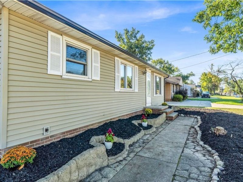 5861 Stearns Road, North Olmsted, OH 44070 Photo 5