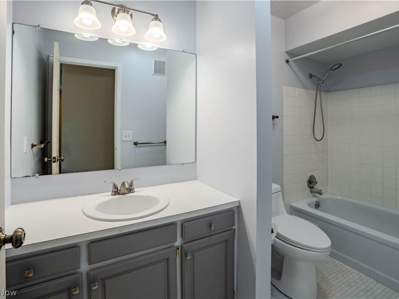 10027 Peachtree Drive, Strongsville, OH 44149 Photo 32