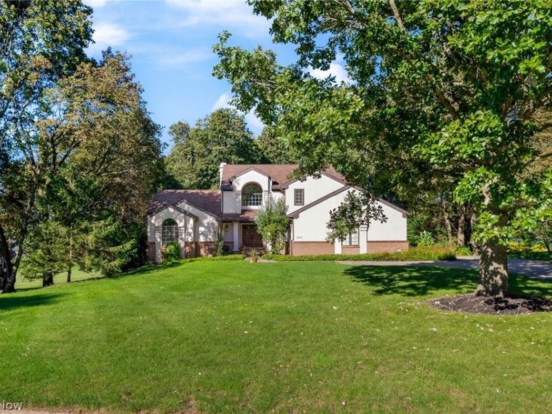 7725 Hearthstone Avenue NW, North Canton, OH 44720 Photo 2