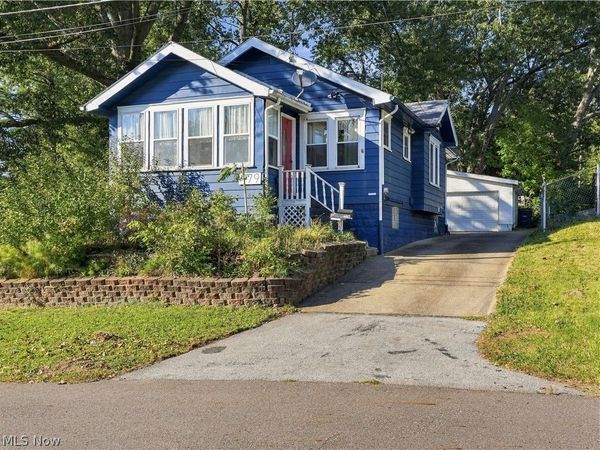 979 Iona Avenue , Akron, OH 44314