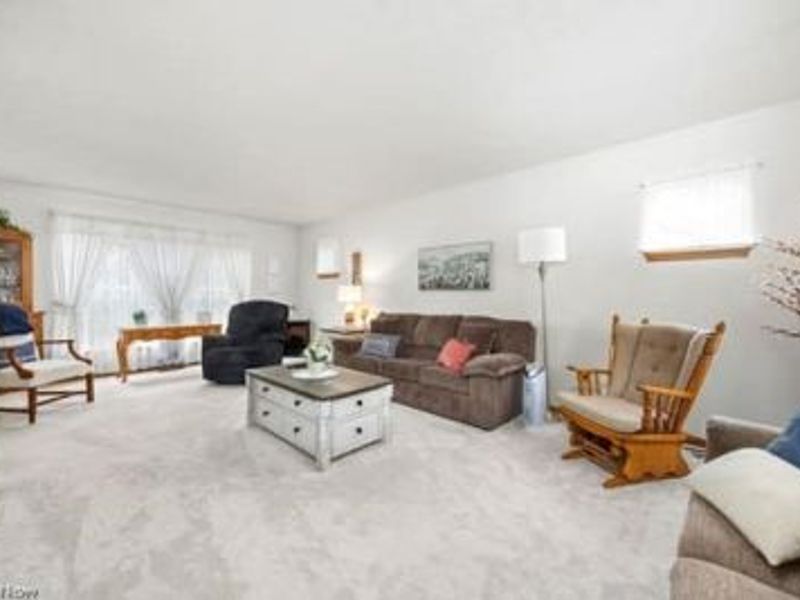 624 Royal Woods Drive, Wadsworth, OH 44281 Photo 2