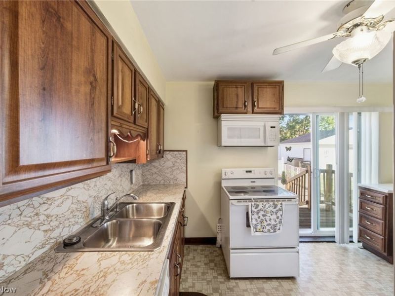 8608 Morton Avenue, Brooklyn, OH 44144 Photo 7