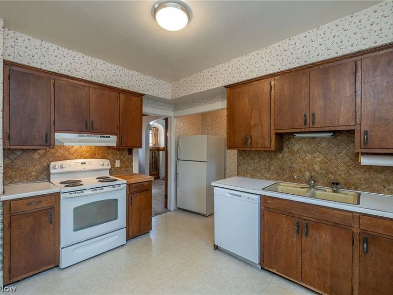 8028 Dresden Avenue, Parma, OH 44129 Photo 10