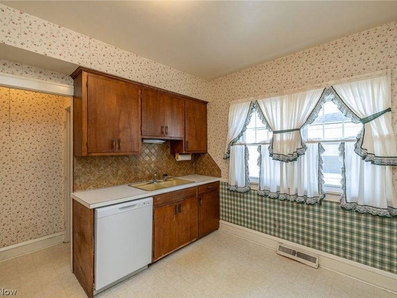 8028 Dresden Avenue, Parma, OH 44129 Photo 11