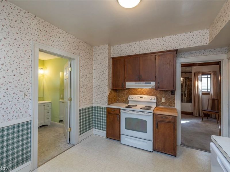 8028 Dresden Avenue, Parma, OH 44129 Photo 9