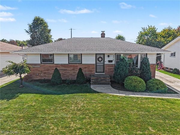 578 E Hillsdale Avenue , Seven Hills, OH 44131