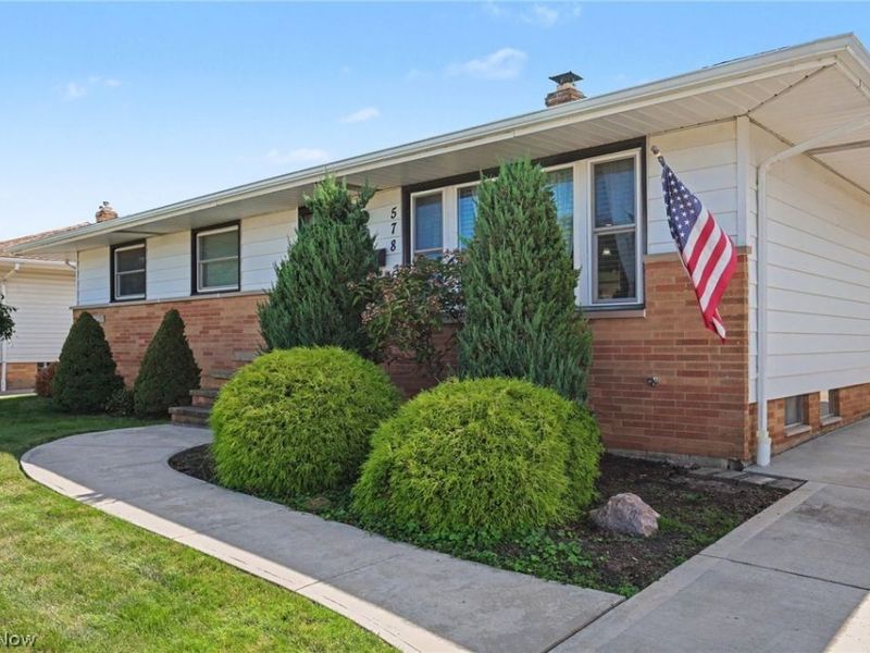 578 E Hillsdale Avenue, Seven Hills, OH 44131 Photo 2